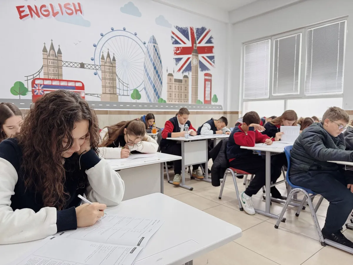 教室内学生们正专注参与英语课堂学习。