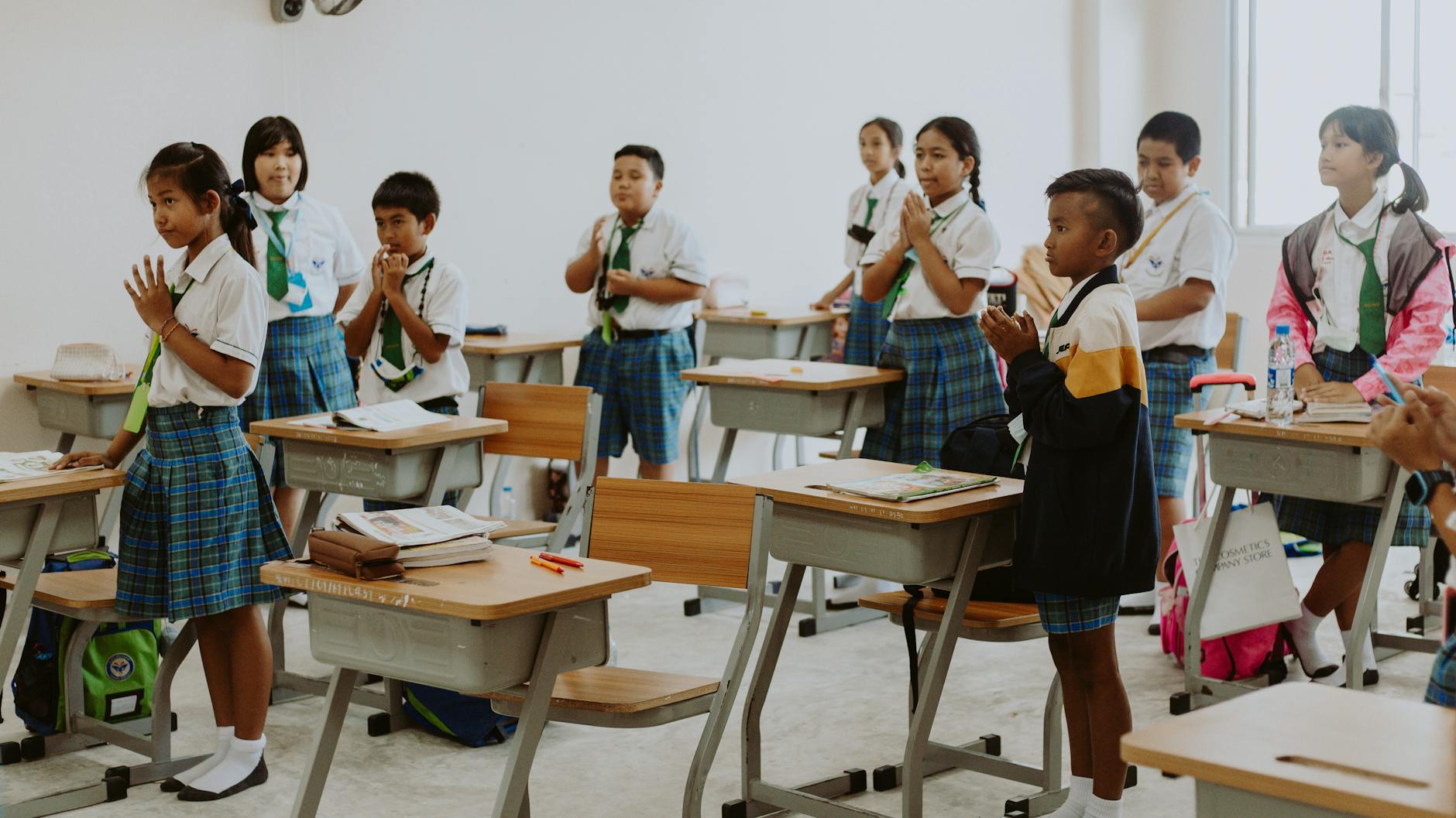 受养人在港读国际学校 + 公立学校：身份与学位关系