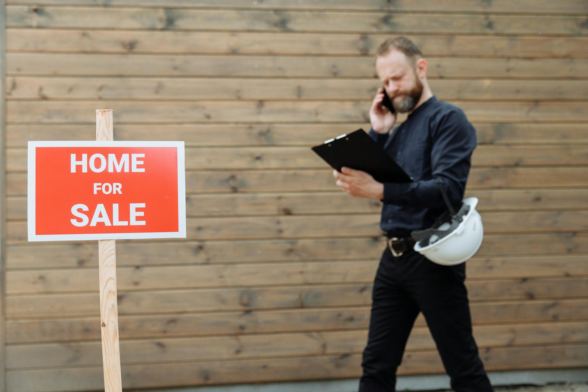 Selling While In Default: Pre-Sale vs Forced Sale Trade-Off