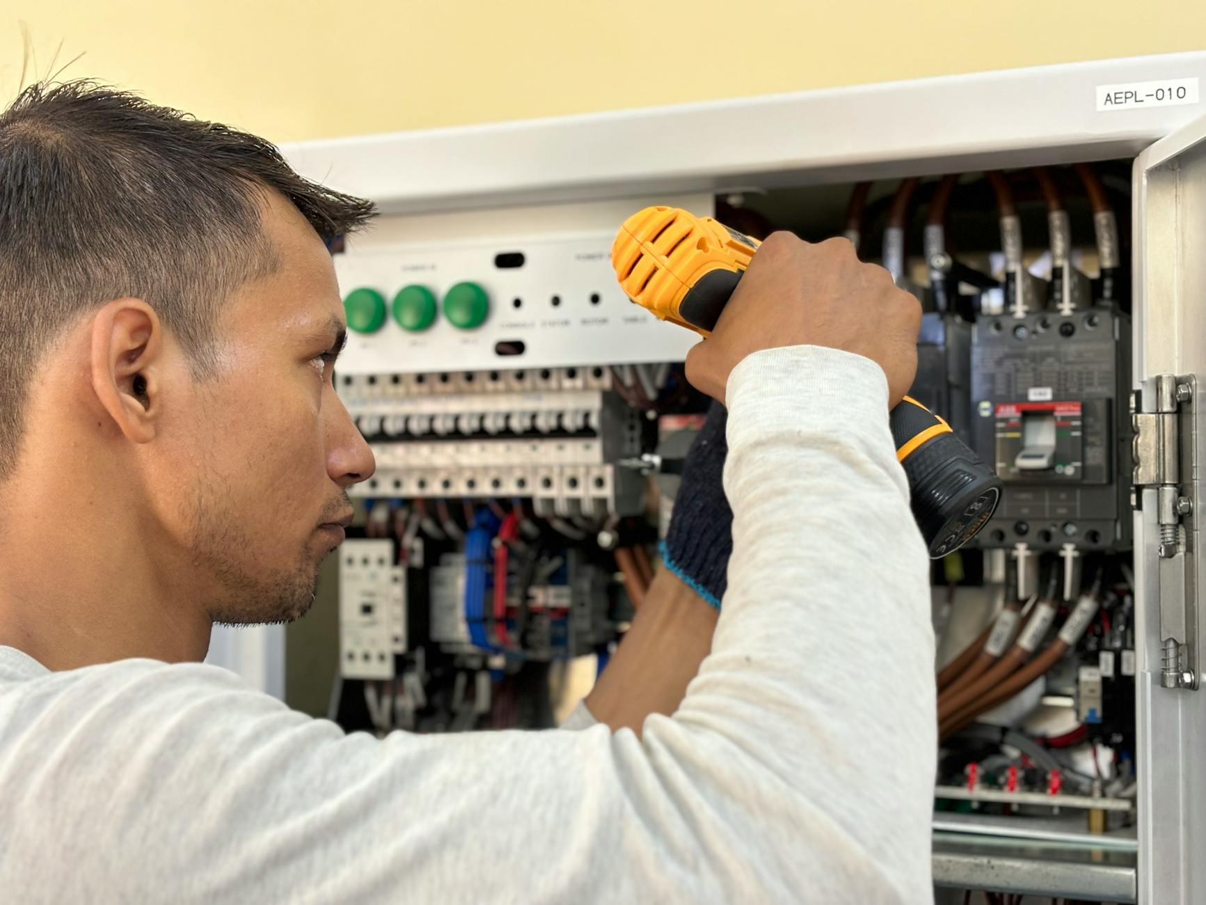 Định cư Úc 2026: Ngành thợ điện cần bao nhiêu điểm EOI?