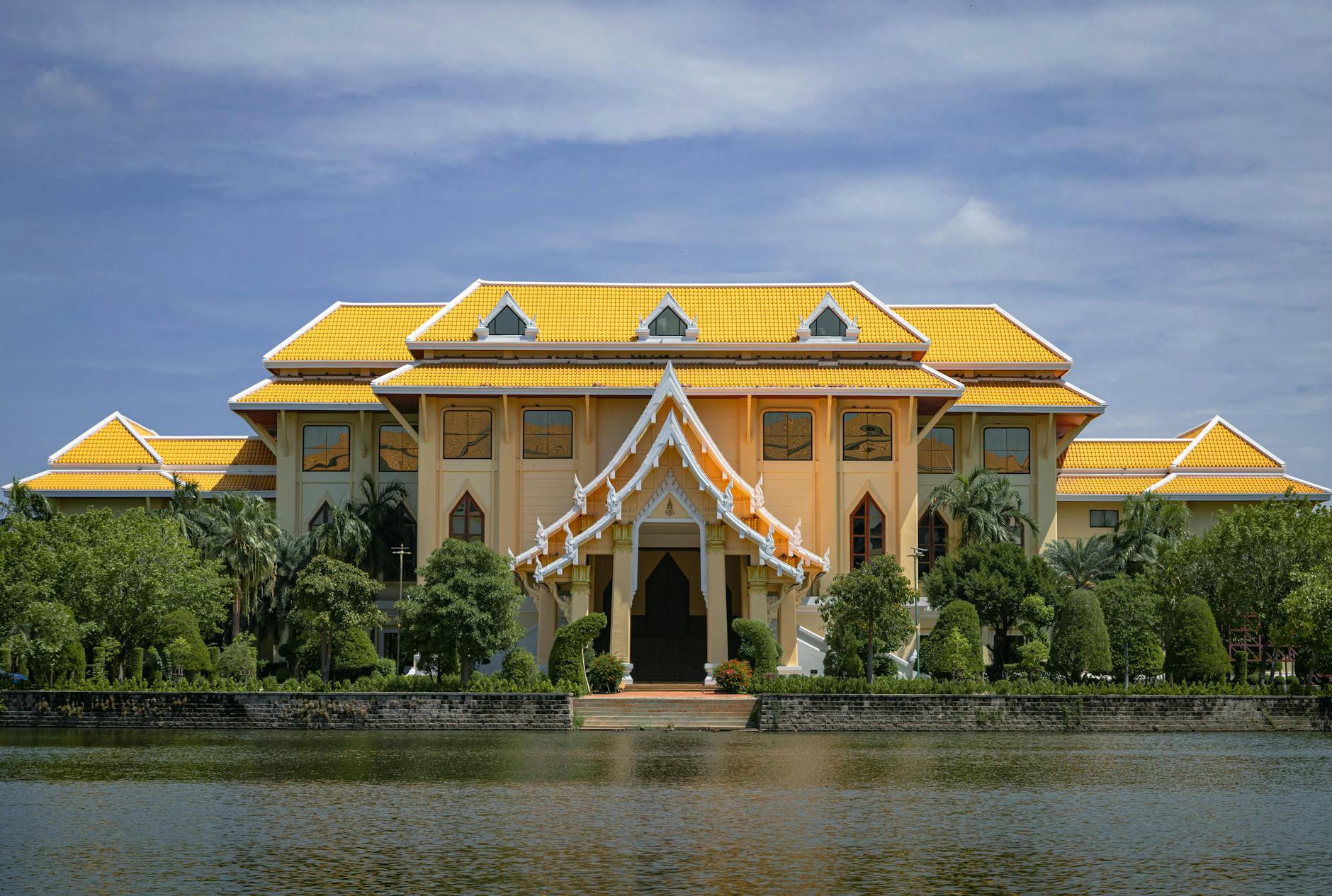 Biaya Kuliah di Thailand 2026: 10 Universitas Termurah vs Termahal