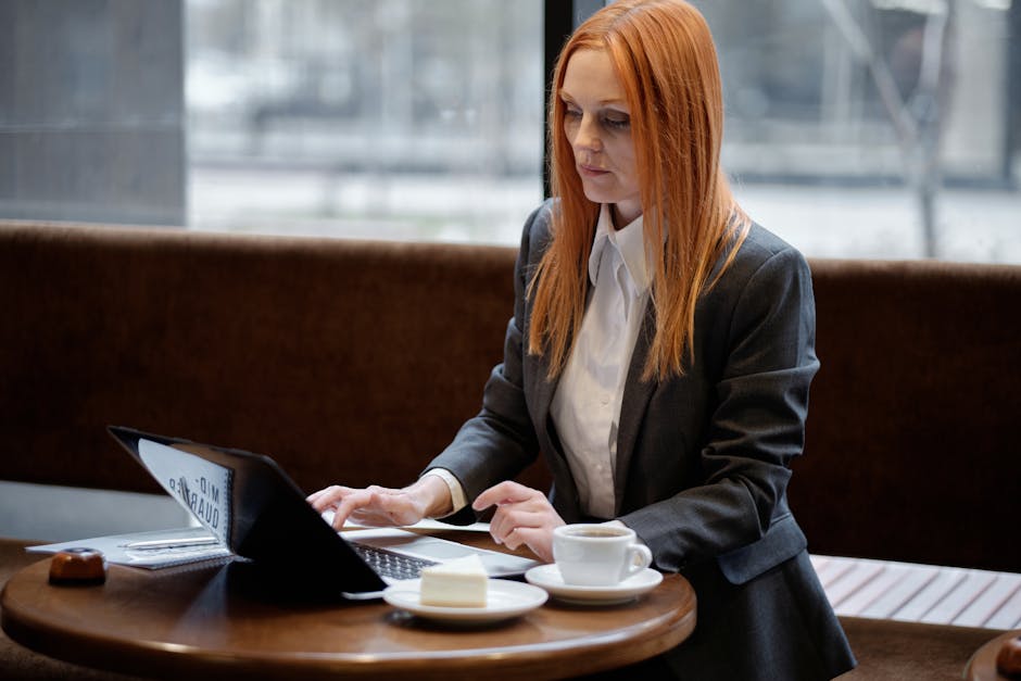 Entrepreneur working on laptop at a coffee shop—freelancing in Australia